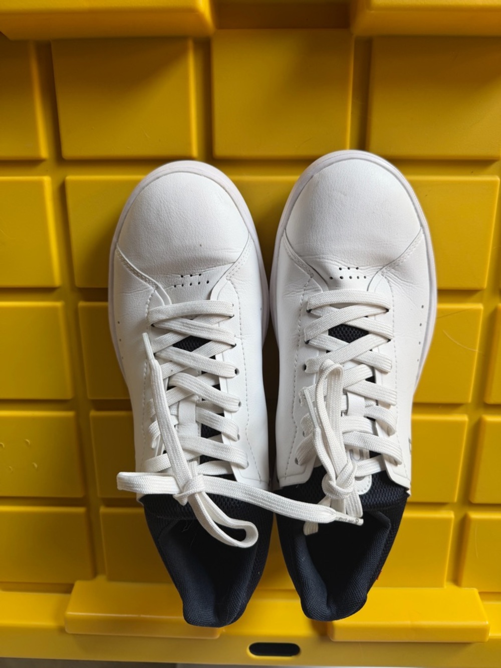 On Cloud the Roger Classic White Sneakers with Navy/Black Interior, size 9